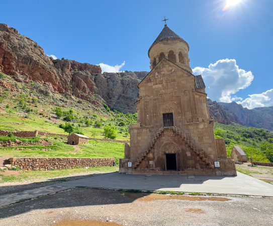 Eghegis village – Spitakavor Church – Noravank monastery – Areni Caves – Tushpa Winery – Yerevan